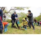 僕も移植ゴテでお手伝い