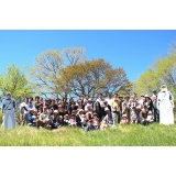 まずは最高の天気の下で、参加者全員で記念写真をパチリ！！今年は陽岱鋼選手と佐藤賢治選手も一緒です。