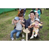はーい！植樹終了です！四人家族で記念撮影です。お兄ちゃんは、２度目の参加かな？？