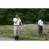 町長も植樹に参加しました。自らカメラマンになって記念撮影をお手伝い。